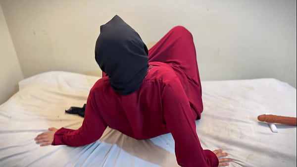 Arabian 18 year old BBW Sexy Girl in Bed with Sex Toy & Masturbation when her parents are next room