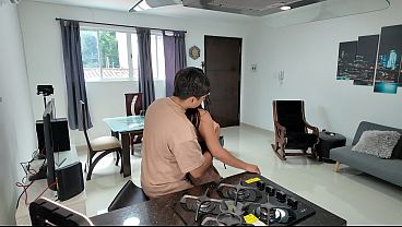 Vi a la sexy esposa de mi amigo en la cocina y la follé duro