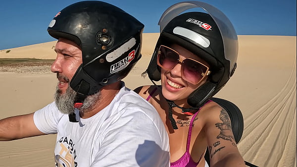 In Canoa Quebrada, in the middle of the beaches and dunes of Ceará, Ted's ride with Ma Santos