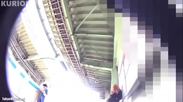 《パンチラ動画》可愛らしい感じの制服女子