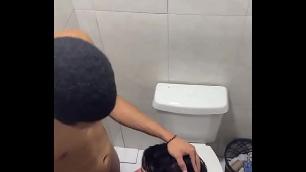 Mamando mlk do pauzão escondido no banheiro da ...