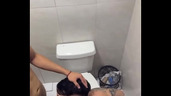 Download Video - Mamando mlk do pauz&atilde;o escondido no banheiro da balada&excl;