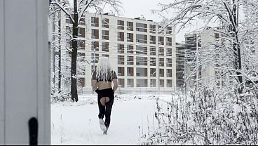 AMATEUR TRANS IN SNOW - PERVERT TRAIN DICK FLASH