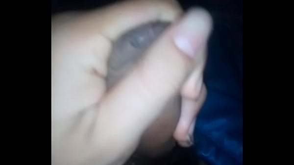 Jalandome el pene en cama