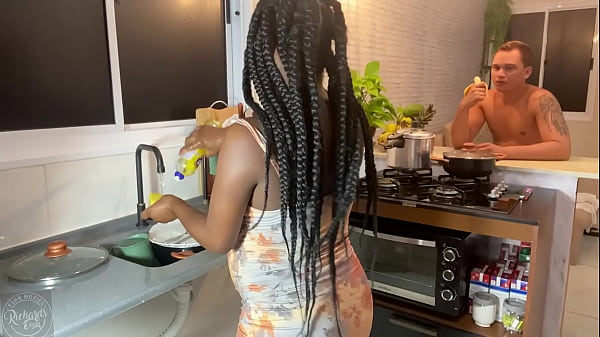 Download Video - Rapidinha na cozinha com direito a gozada dentro da buceta apertada da gr&aacute;vida linda Bruna Black