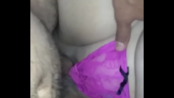 Vieille Vidéo De Luvmy69Queen1 Se Faire Baiser Dans Un String Rose Tiré Sur Le Côté