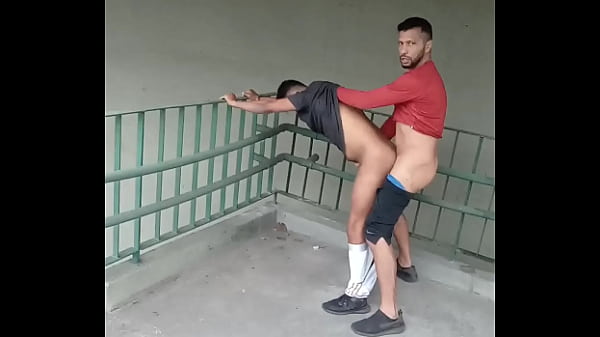 Download Video - Dois dotad&atilde;o na passarela mijando e fodendo gostoso