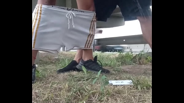 Dois dotadão na passarela mijando e fodendo gos...