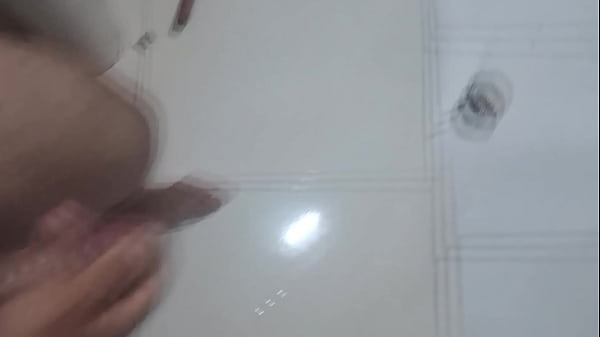 Sorvete de morango com recheio de leite condensado