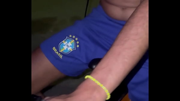 Download Video - Fui dar uma volta no parque a noite e acabei sendo enrrabado por um pauzudo que estava l&aacute;&period; - Free