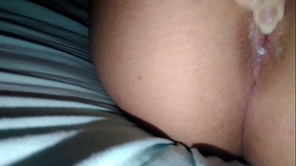 Dedando o cuzinho virgem lubrificado com condic...