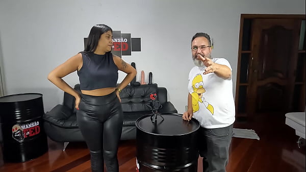 Alice Chilena and Samantha Munhoz, the two of them messing around with Binho Ted in the house where everything happens