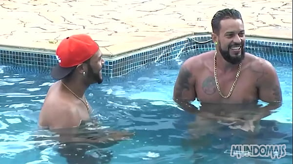 Combina&ccedil;&atilde;o perfeita! piscina, sol, dois caras d...