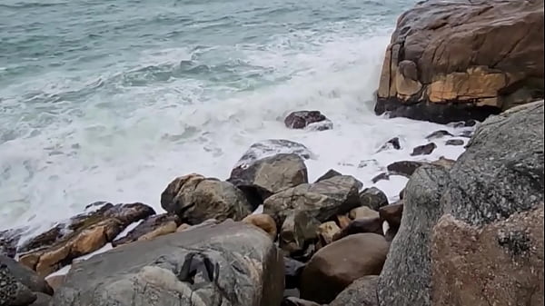 SaymonFitness ganhou um boquete gostoso da morena nas rochas