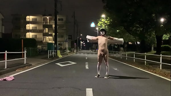 女装子まゆちゃんが深夜の住宅街の車道の真ん中で...