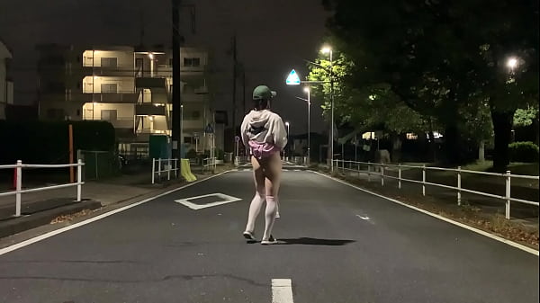 Download Video - 女装子まゆちゃんが深夜の住宅街の車道の真ん中で全裸になって大股開きしているところに車が来てあわてて逃げる