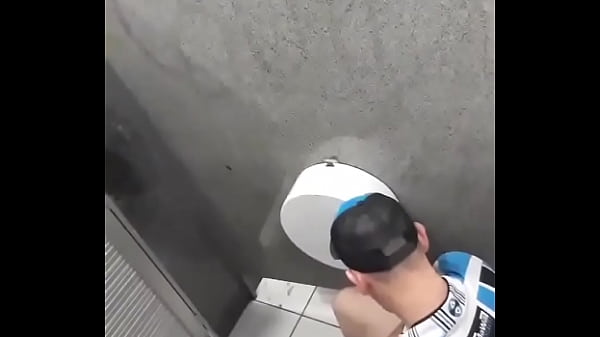 Je L'ai Trouvé Dans La Salle De Bain En Train De Se Masturber