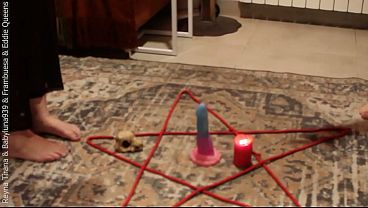 3 brujas (una de ellas embarazada) me utilizan y me visten de mucama para invocar al demonio VIDEO COMPLETO