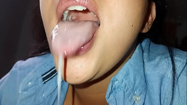 Download Video - Colegiala recibe toda la leche en la boca despu&eacute;s de clases&comma; succiona y masajea la polla con la lengua hasta lograr la garganta profunda &excl;&excl;&excl; Incre&iacute;ble &excl;&excl;&excl;