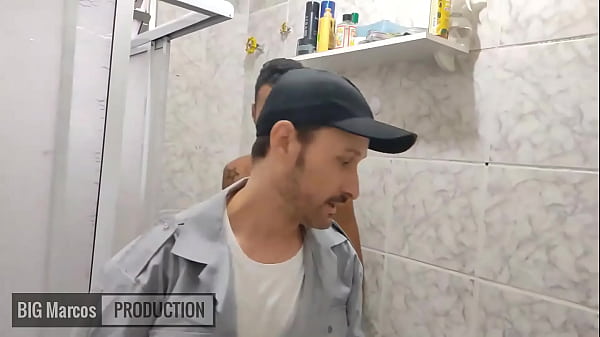 Download Video - Big Marcos foi consertar um chuveiro e passou a rola no safado Johnny