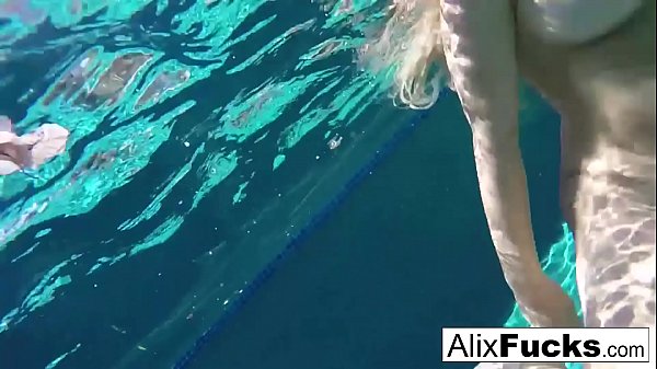 Busty blondes Alix & Cherie go skinnydipping
