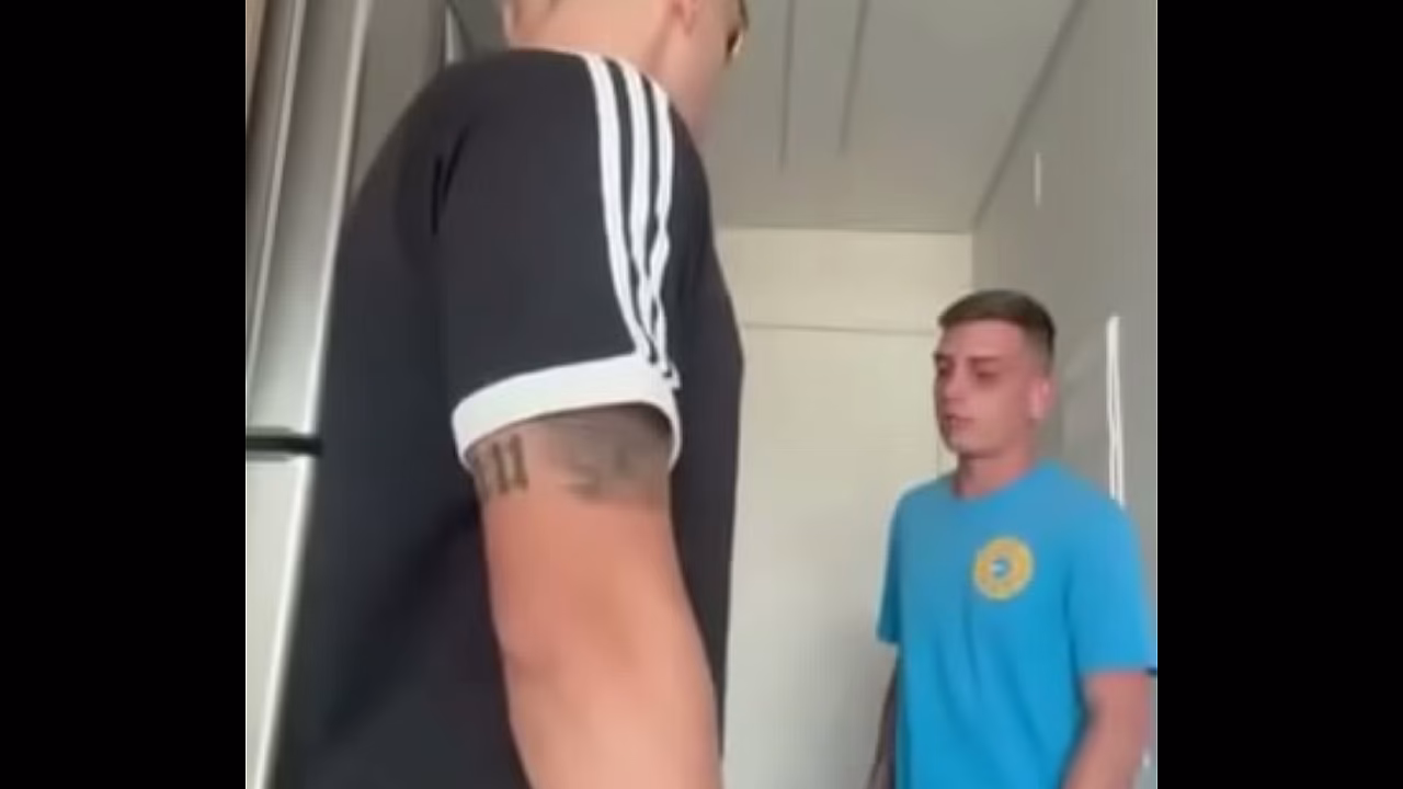 Echando un rapidito con el chico joven
                    pornstar handjob POV gay 1 on 1 muscular body gay encouragement muchos negros