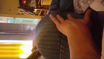 Mi amiga me invita a su cuarto a ver pel&iacute;culas y terminamos cogiendo