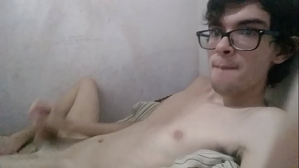 Download Video - Nerd brincando com dildo e batendo uma punheta