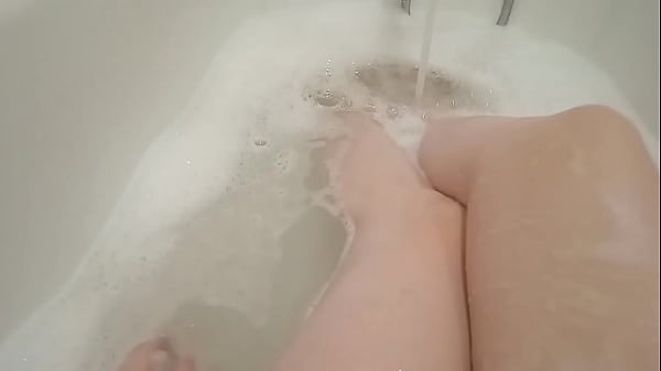 ぽっちゃり系赤毛のぽっちゃり美女がディルドをしゃぶり、大きなお尻を振り、バスルームで濡れたマンコで遊ぶ