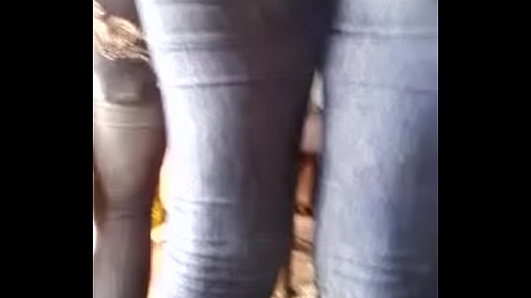 Morena com uma par de rabo