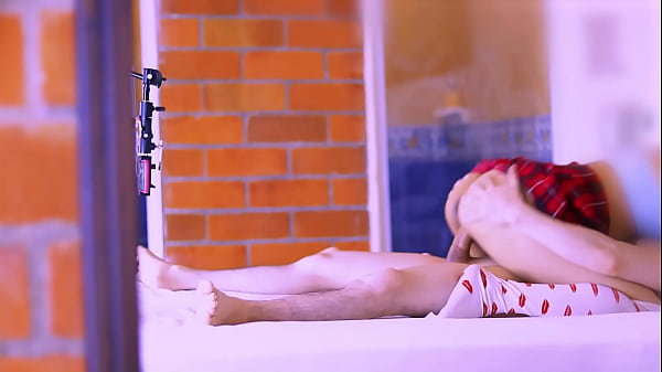 El amigo, con su mirada intensa y sus gestos seductores, se convertía en una irresistible tentación en el cuarto íntimo del apartamento.