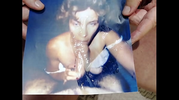 Download Video - scharfe Bitch lutscht zwei Schw&auml;nze bis sie ihr ins Gesicht spritzen