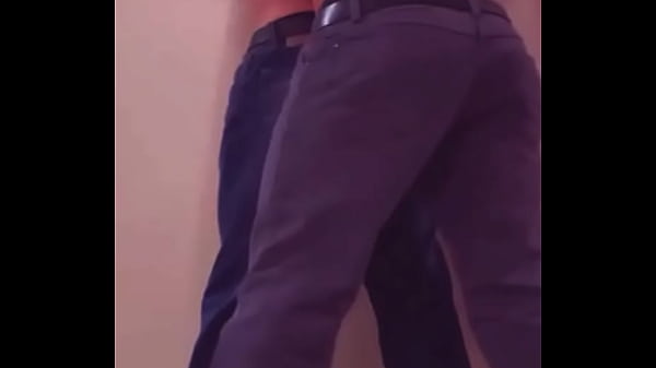 Download Video - le da morbo ver mi culo desnudo despues ba&ntilde;arnos en el gym y me folla
