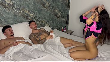 Download Video - Una chica colombiana nos deja penetrarla por los dos lados&comma; abri&eacute;ndole el culo apretado - Mells Blanco