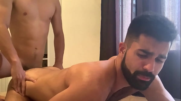 Download Video - Fui pegar uma praia e esse novinho me chamou no app para fuder minha boquinha e meu cuzao