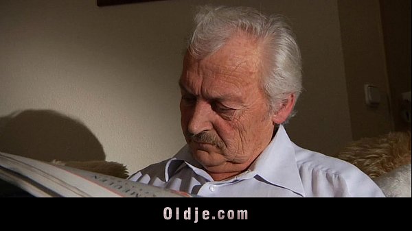 Der entzückende Iwia fickt Opa