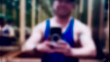 Descubre la doble vida de este hombre heterosexual que hace porno gay por necesidad y nadie de sus amigos heterosexuales lo sabe