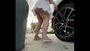 Dan&ccedil;ando de vestido sem calcinha