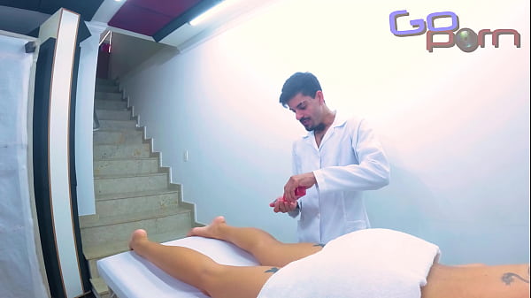 Massagista fode cliente na maca sem d&oacute;