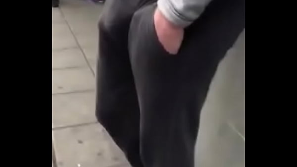 Download Video - Bulto de pija en la vereda