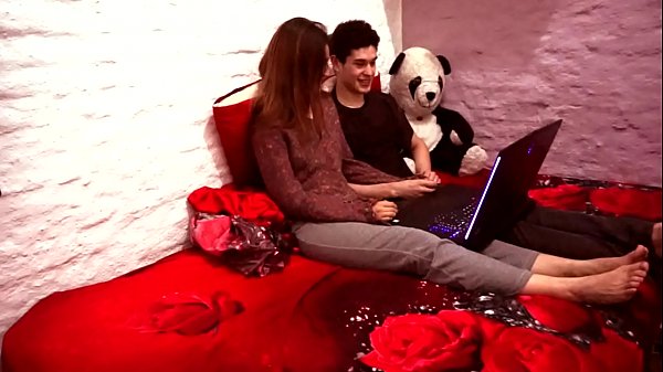 Download Video - We start watching netflix with my girlfriend and we end up fucking hot