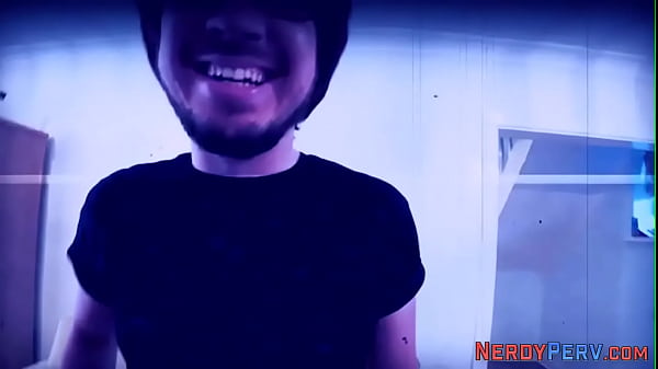 Amateur gets facialized by nerd