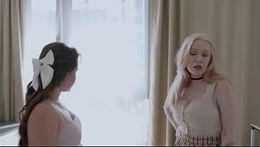 金髪の継母と継娘が情熱的にキスを交わし、ホテルのワンルームで義理の息子をオーガズムへと導く禁断の三人組