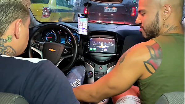 Motorista ganha mamada no carro e pede pra fud...