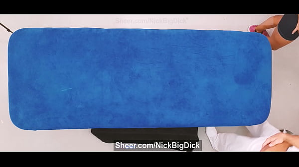 Este masajista se folla a su paciente y se corre dentro de su boca y ella se lo traga