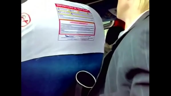Download Video - Putaria no banco de tr&aacute;s do &ocirc;nibus&comma; os caras se punhetando durante a viajem de trabalho