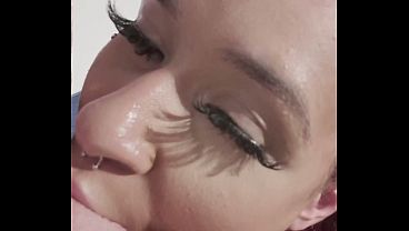 Kicsi tini mély torokkal és elélvezéssel a szájában