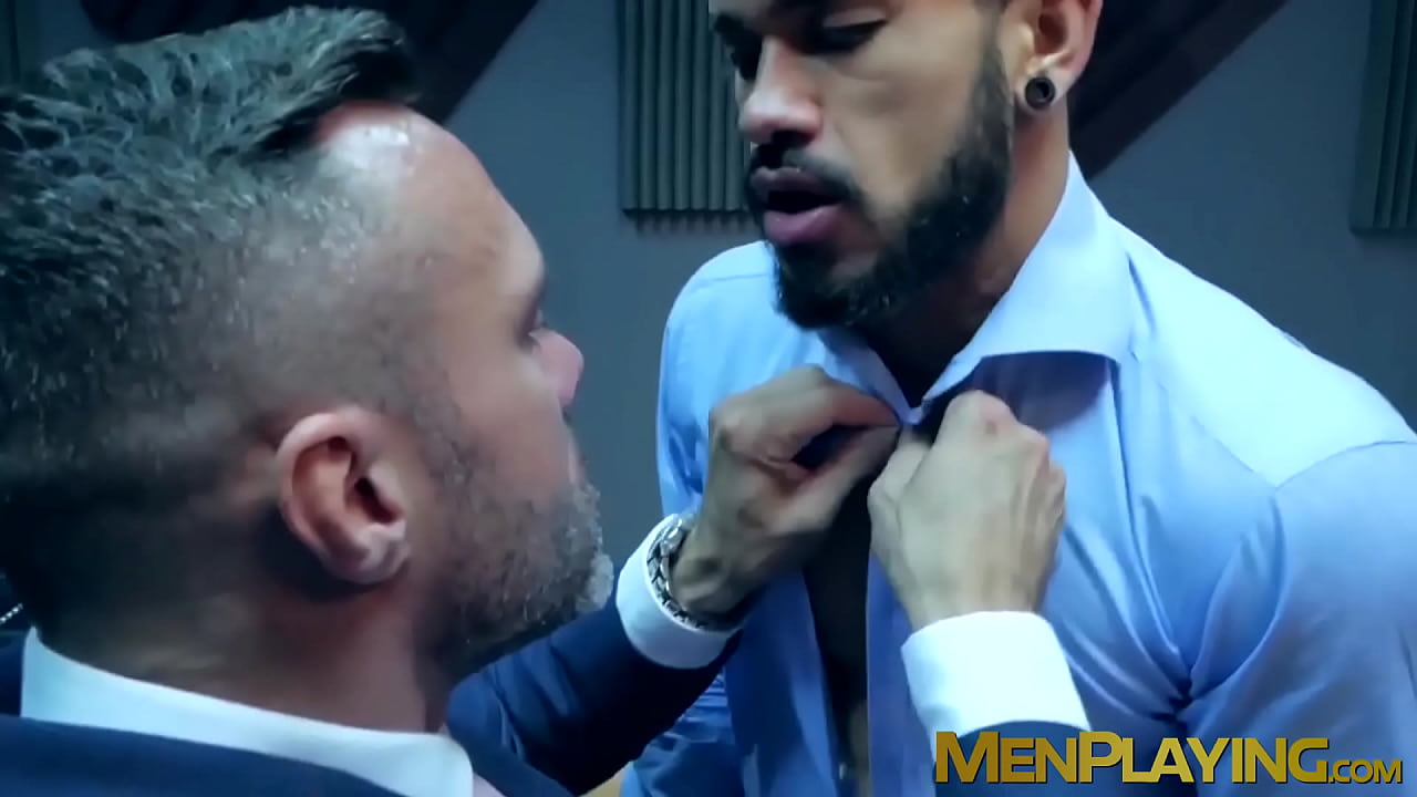 Maromo elegante viste un elegante traje azul mientras embiste a un semental caliente
                    anal tattoo office gay suit classy stud hunk rimming big cock jock big dick abs executive businessmen office sex sex at work manuel skye menplaying suit sex pietro duarte muchos negros