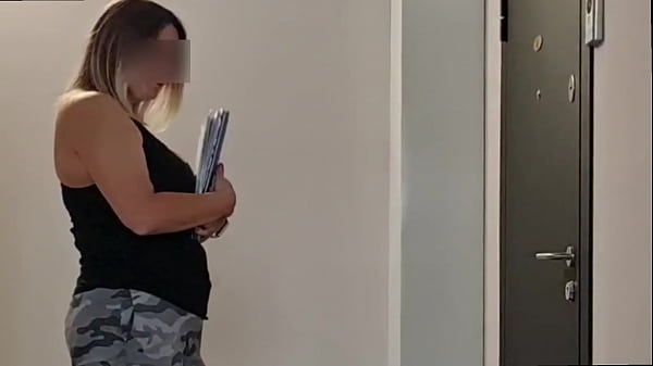 The postman girl saw me jerking off in the entrance of the dick, she is excited but wants to see how I masturbate