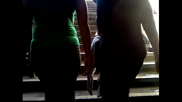 Culazo de madura subiendo escaleras!!// Mature ass in ladders